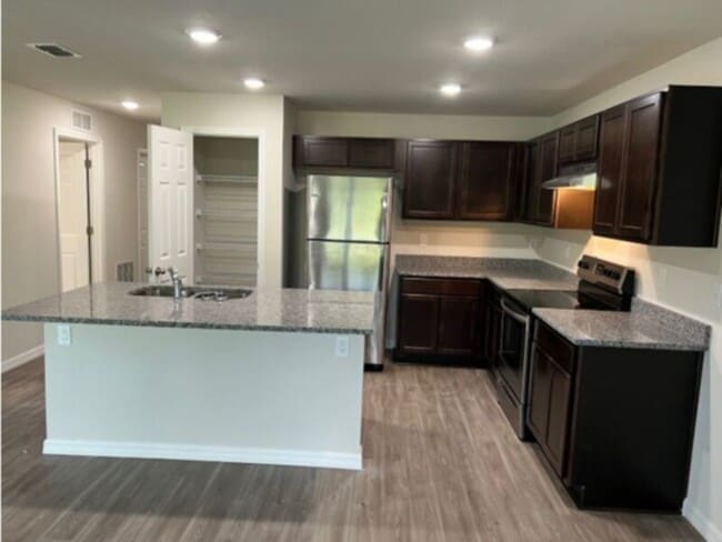Building Photo - Newer Build Duplex Available Pine Lakes!