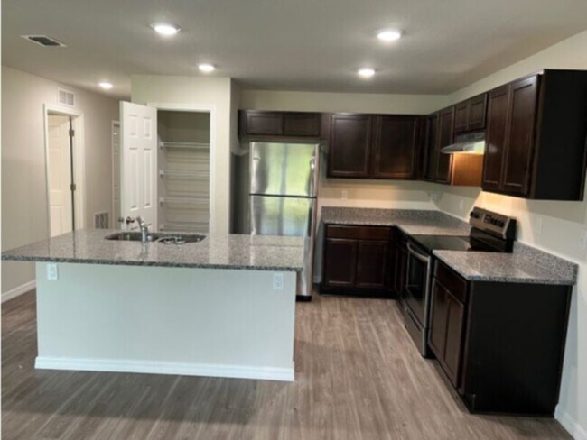 Foto del edificio - Newer Build Duplex Available Pine Lakes!