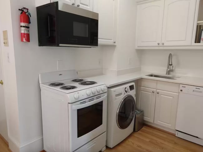 Building Photo - 131 C St SE