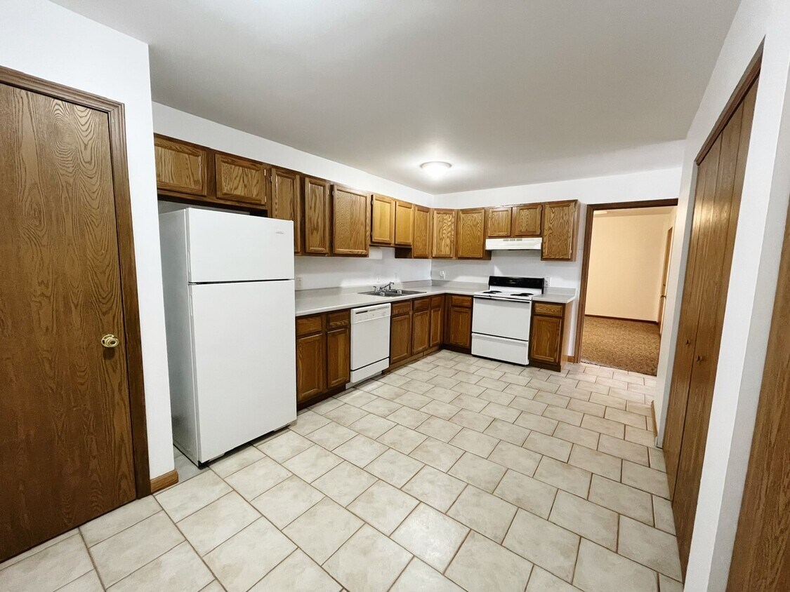 Primary Photo - 2440 E 5th St