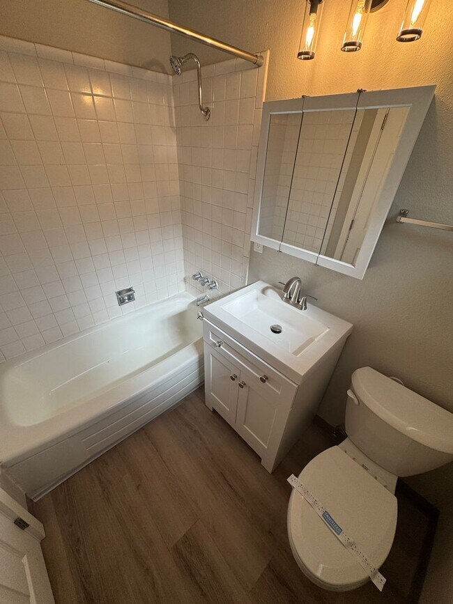 Foto del edificio - (248 - 277) 1 Bdrm Downstairs W/ Private Y...