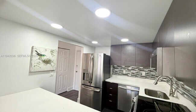 Foto del edificio - 16950 W Dixie Hwy