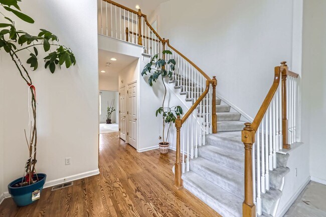 Building Photo - Evolve Real Estate: Magnificent Residence 4 Beds/4 Baths with Large Backyard and Fully Finished B...