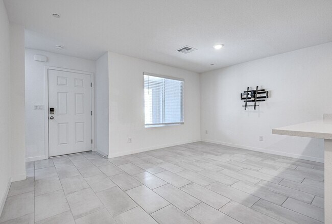 Building Photo - Modern townhome with open-concept layout