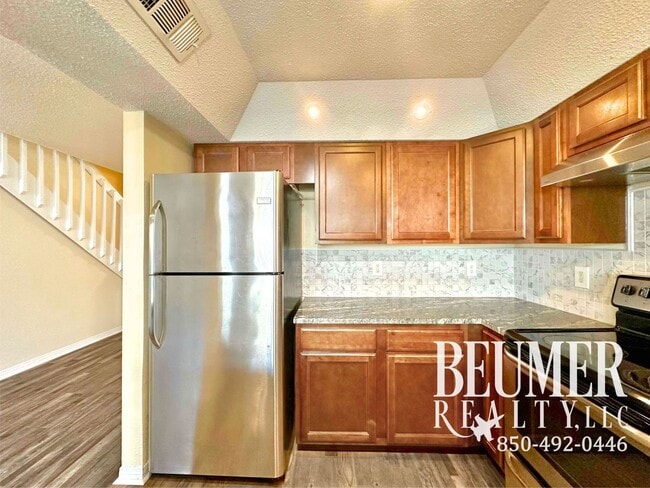 Building Photo - Townhome located minutes from beaches and NAS