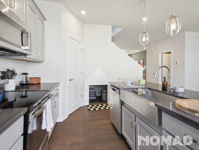 Building Photo - Stylish 2-Bedroom Townhome in Charlotte wi...