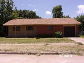 Building Photo - 1308 Hickory Ln