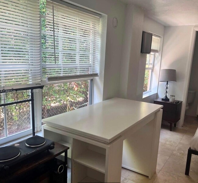 Foto del edificio - 1949 NE 173rd St