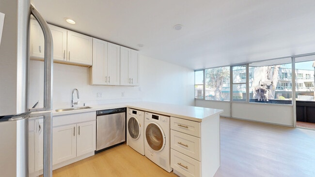 Building Photo - 1507 Carol-105A