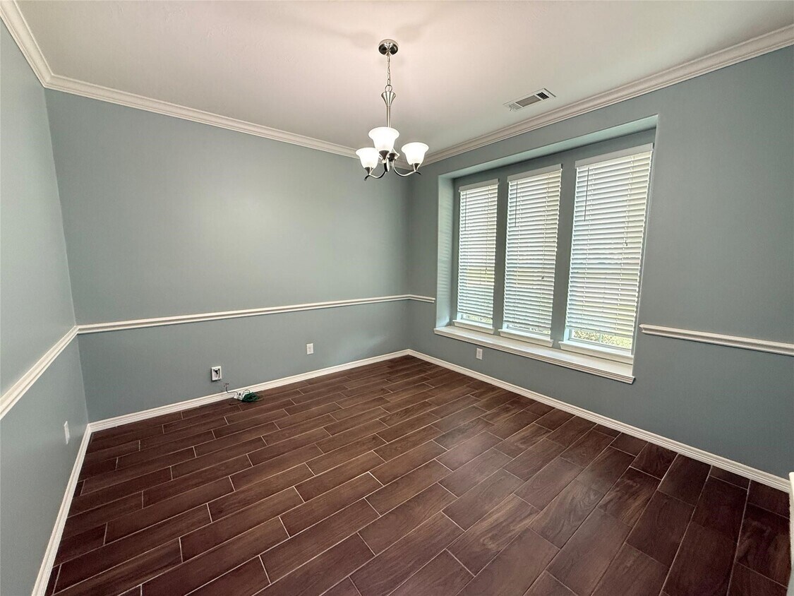 Building Photo - 13115 Southern Valley Dr