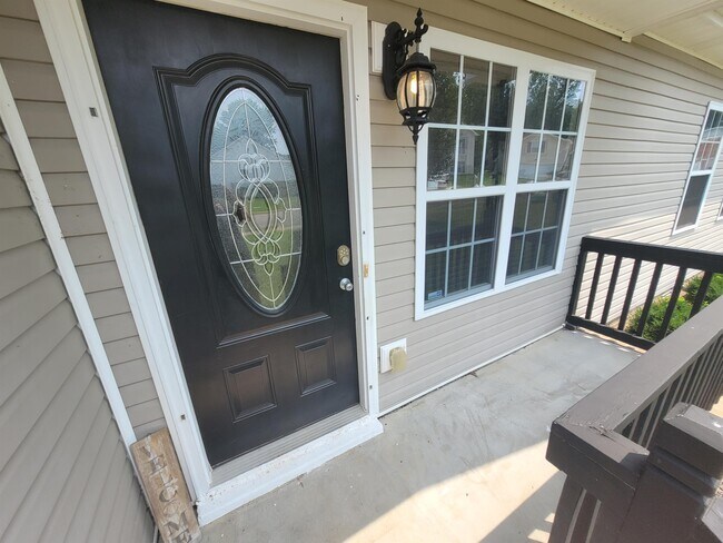 Building Photo - 420 Piney Dr