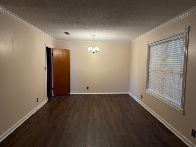 Building Photo - 102 Victoria Dr