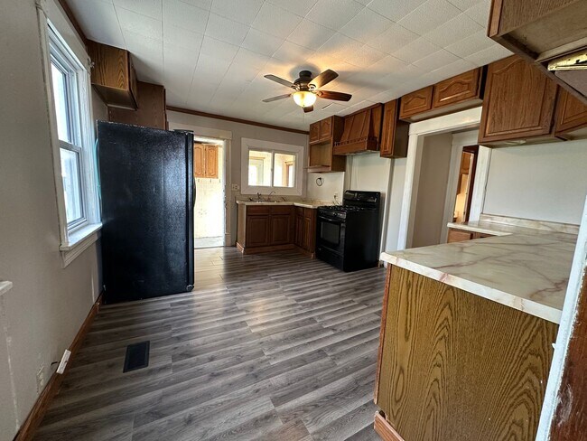 Building Photo - Charming 5 Bedroom 2 Bathroom House