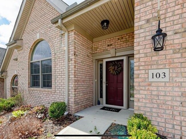 Building Photo - 103 Elm St