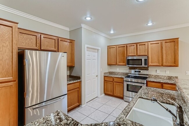 Building Photo - MONROE MODEL!  ALL APPLIANCES INCLUDED, FU...