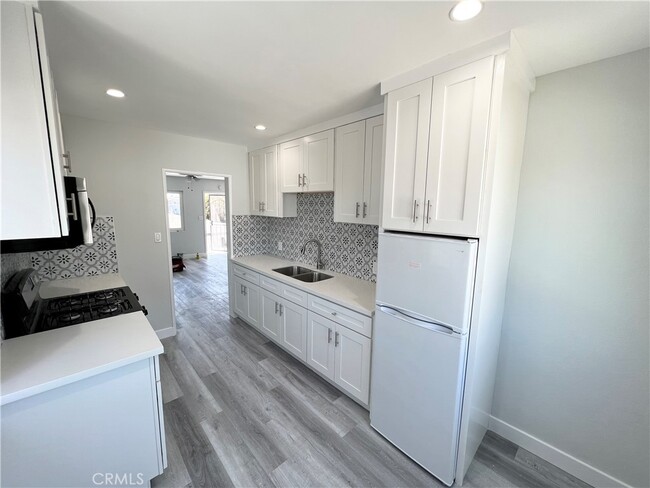 Building Photo - 4225 W 120th Street Unit C
