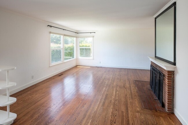 Building Photo - 1437 Cabrillo Ave