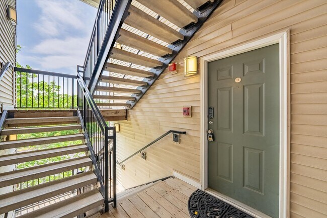 Foto del edificio - Luxurious Condo Living in Gated Stonegate ...