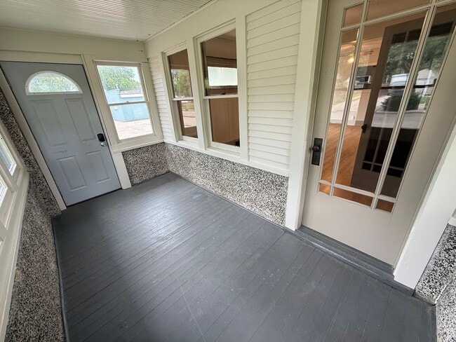 Building Photo - Charming 2-Bedroom Home with Spacious Back...