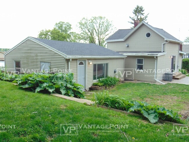 Building Photo - 632 River Ave