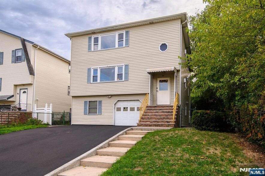 Photo - 90 BANK ST Unit 2