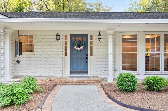 Foto del edificio - 4555 Runnemede Rd NW