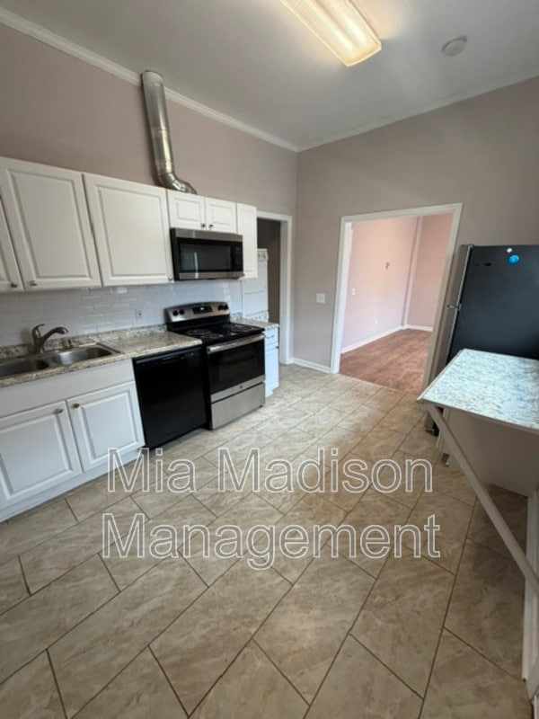 Building Photo - 305 W 39th St