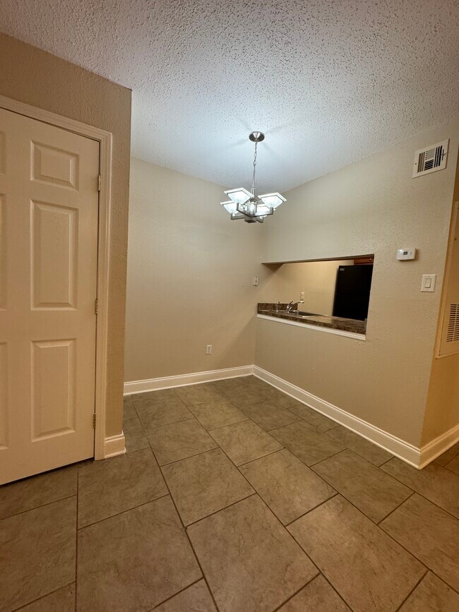 Building Photo - 2330 Edenborn Ave