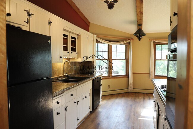 Foto del edificio - 3504 Ogden Ct NE