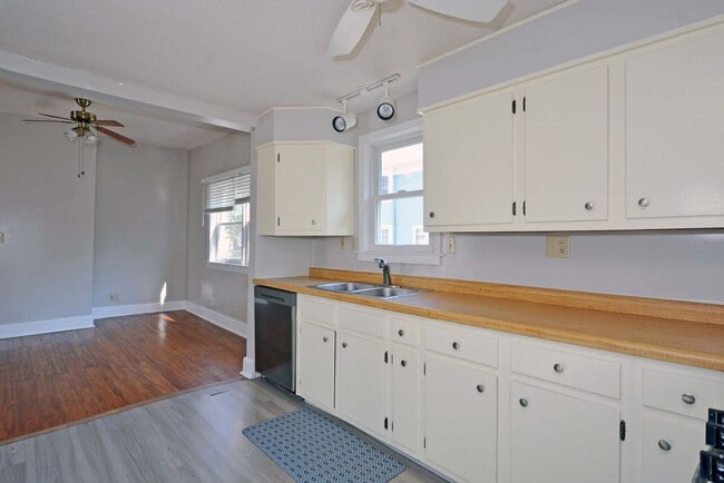Building Photo - Beautiful 3-Bed 1.5-Bath Home in St. Paul!