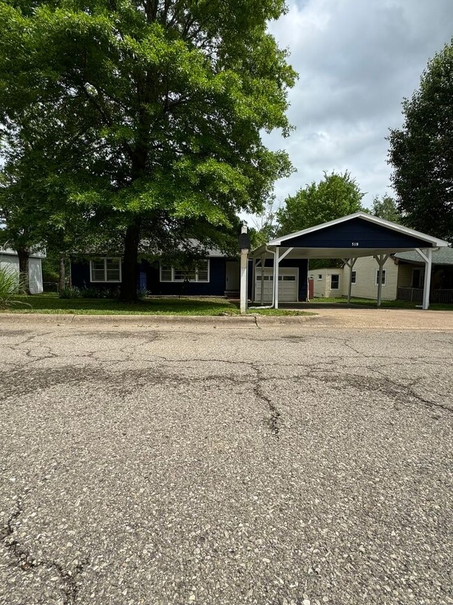 Building Photo - 3 bedroom/2 bath house