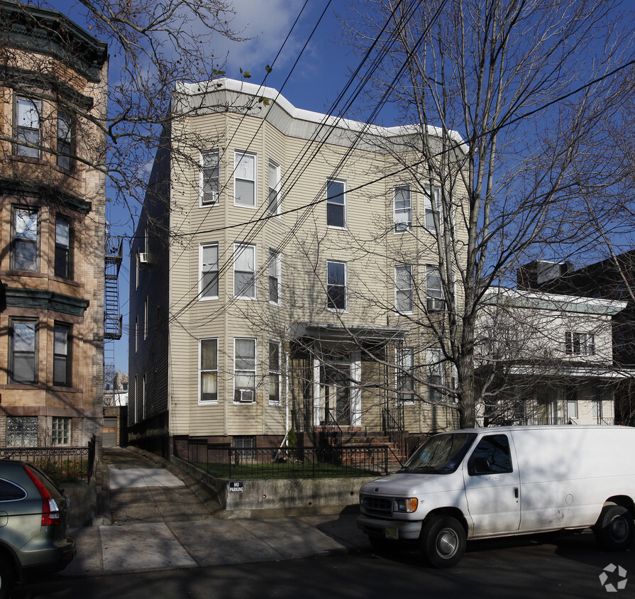 Primary Photo - 94-96 Manhattan Ave
