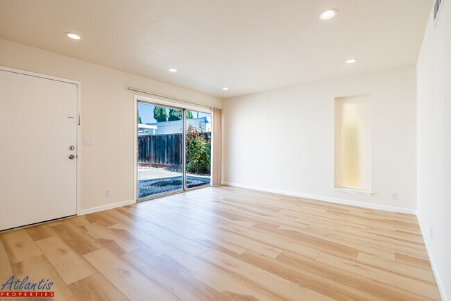 Foto del edificio - 204 Lonetree Ct