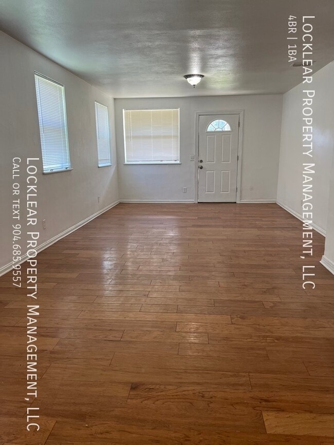 Building Photo - Spacious Duplex Available Now
