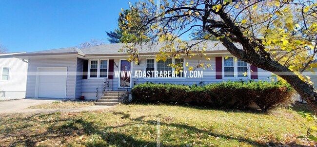 Building Photo - Spacious Overland Park Ranch Home w/Finish...