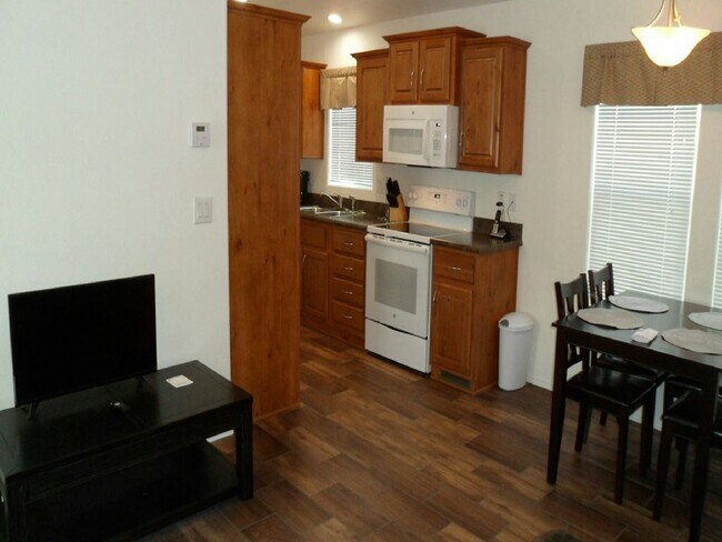 Foto del edificio - 8700 E University Dr