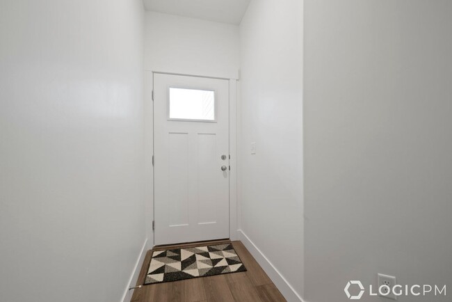 Building Photo - Gorgeous Townhome in Great Location!