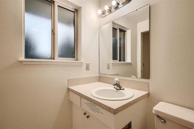 Foto del edificio - updated 4BR/2.5BA rambler in the East Meri...