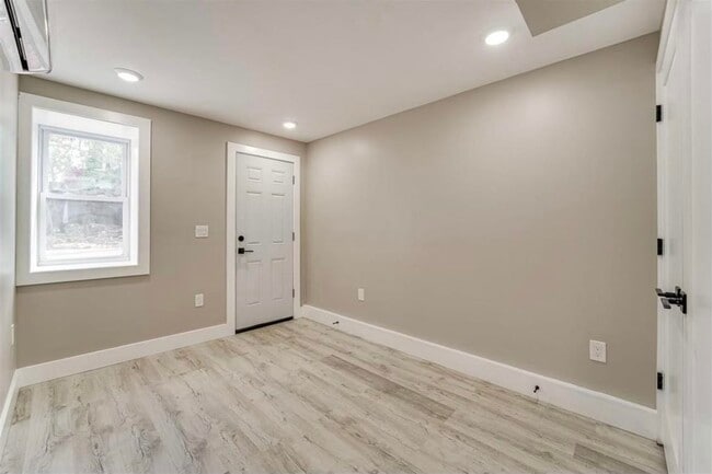 Building Photo - 69 1/2 Jewett Ave