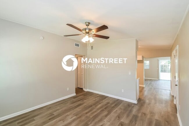 Building Photo - 3 Bedroom Pet-Friendly Home in Jacksonville, FL with Main Street Renewal
