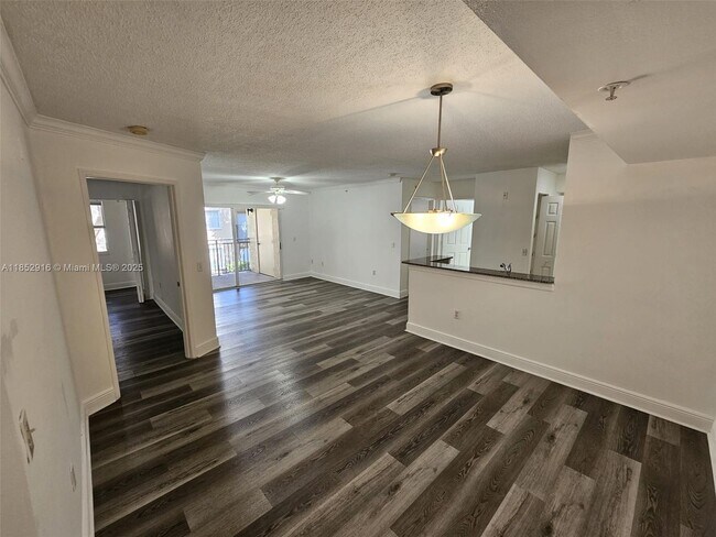 Foto del edificio - 2451 Centergate Dr