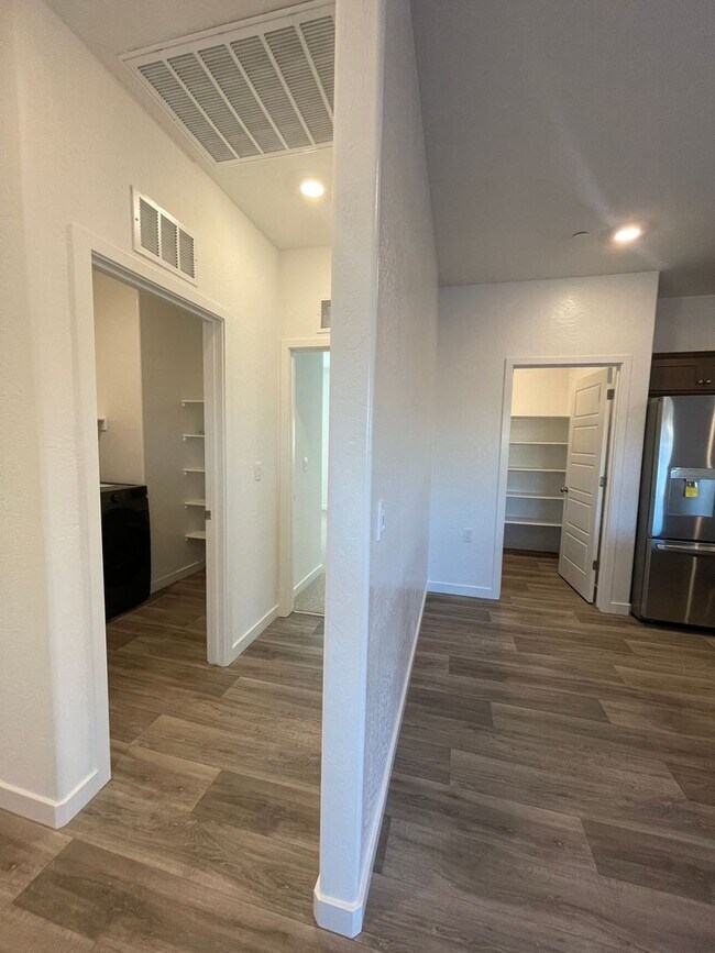Building Photo - Modern Luxury Living in Madera!