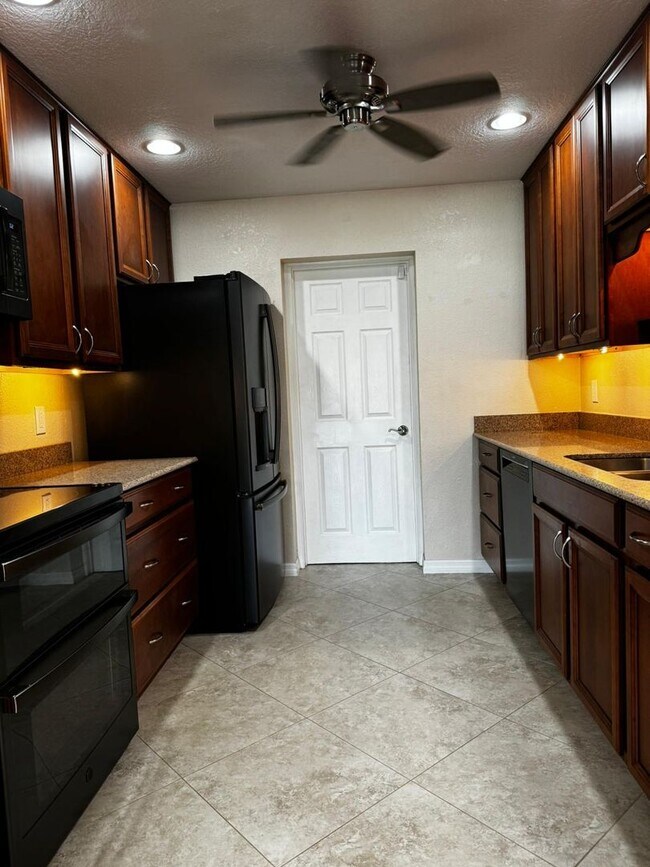 Building Photo - 3 bedroom, 3 bath, double master suite tow...