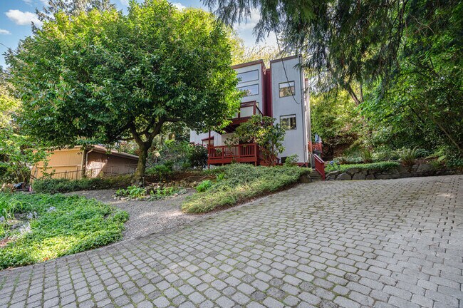 Foto del edificio - 3527 E Spruce St