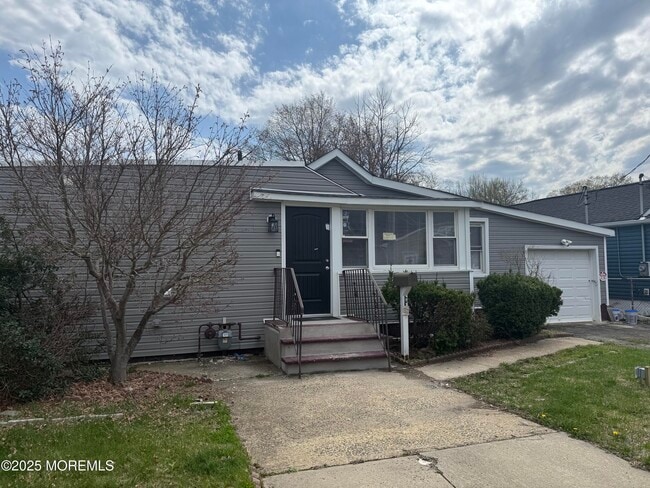 Building Photo - 636 Sydney Ave