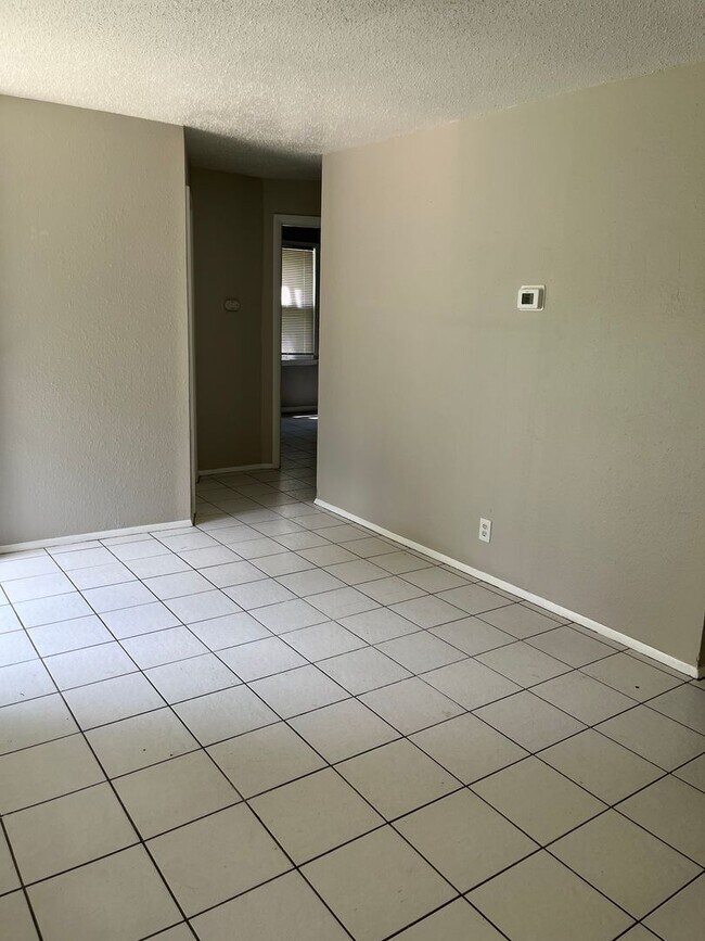 Building Photo - 3 Bedroom 1 Bath All Electric Home For Ren...