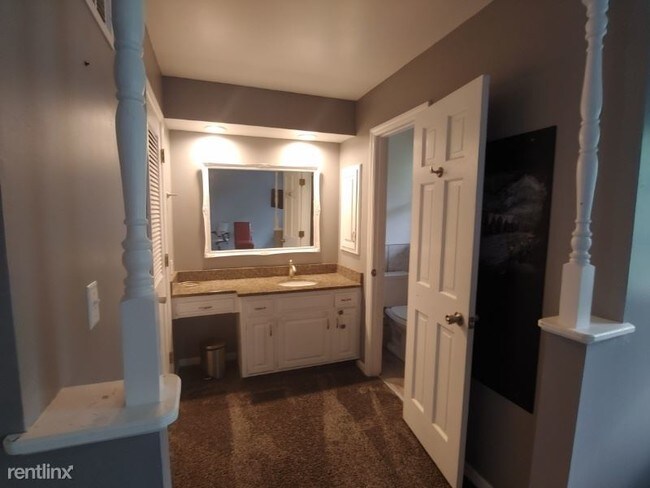 Foto del edificio - 2 br, 2 bath Condo - 5724 Metcalf Ct