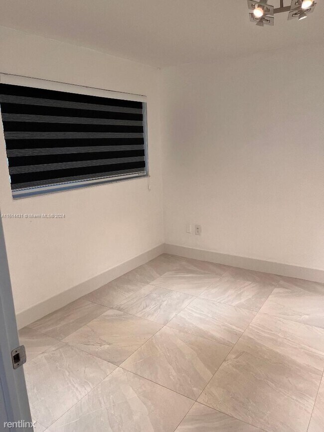 Building Photo - 3 br, 2.5 bath Townhome - 11712 SW 13th St