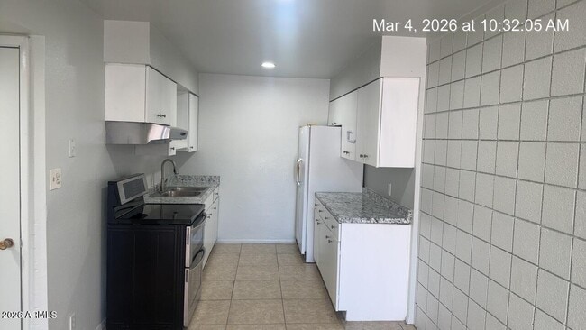 Building Photo - 2026 W Cactus Rd