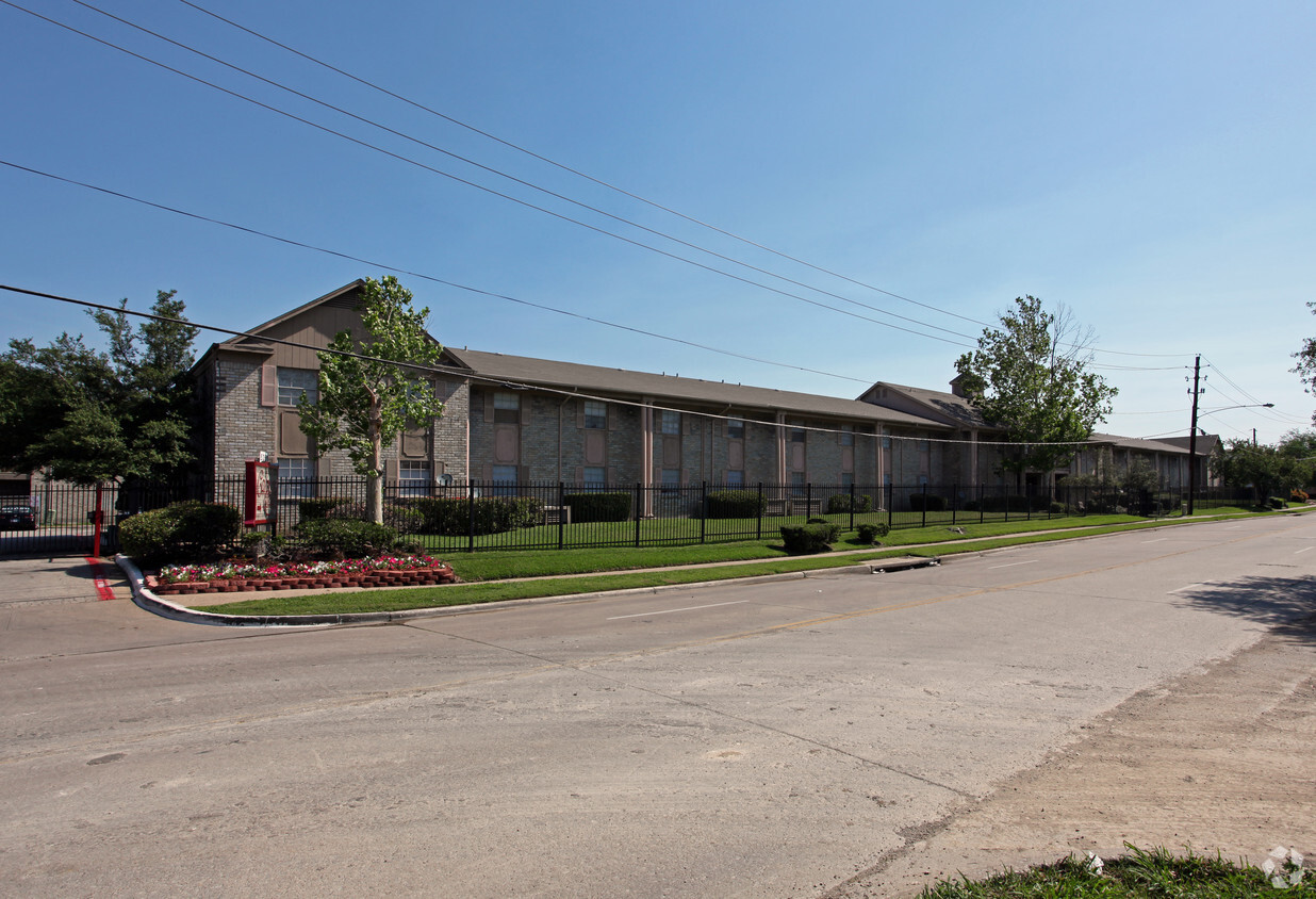 Primary Photo - Carolina Chase Apartments